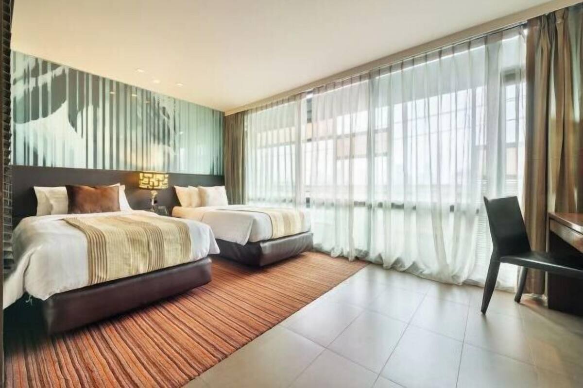 Espaço de trabalho para notebook, Wi-Fi de cortesia, roupa de cama