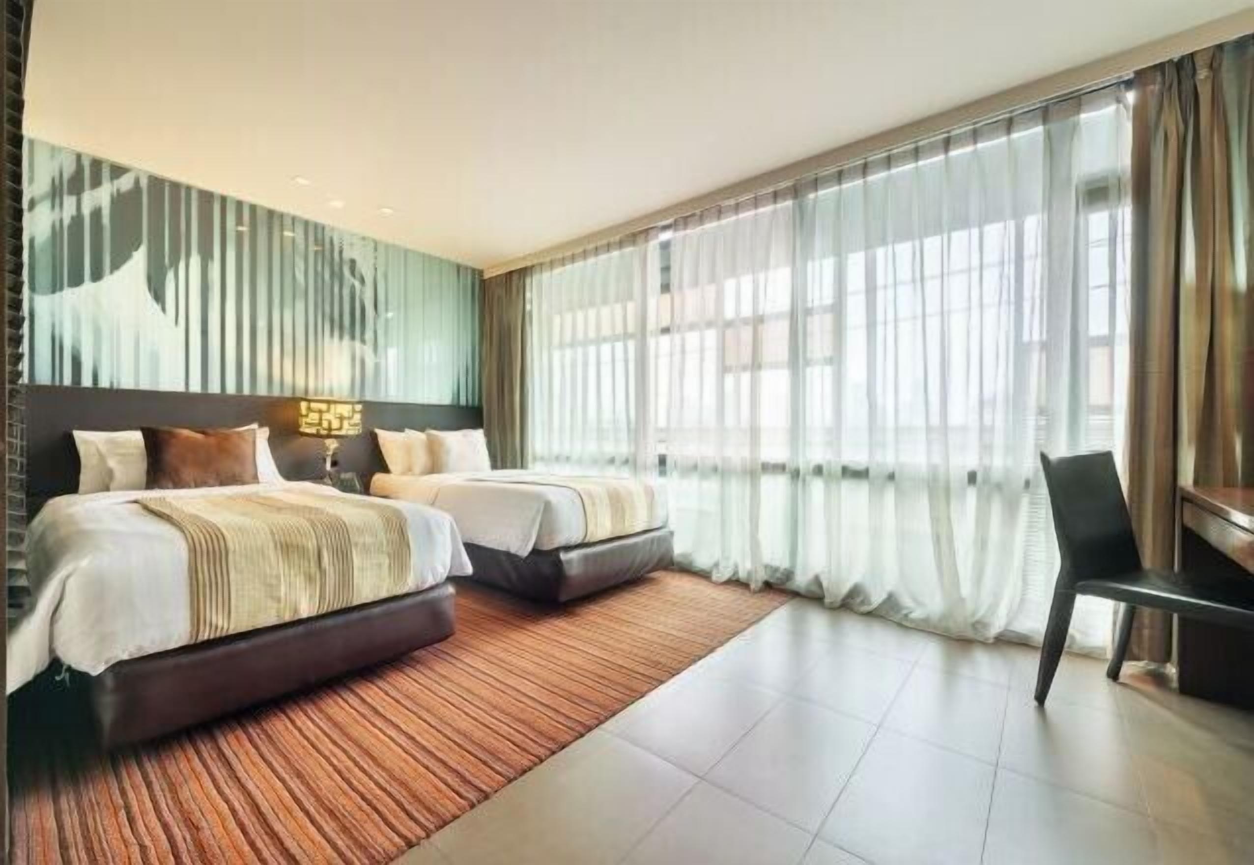 Espacio para trabajar con laptop, wifi gratis y ropa de cama 