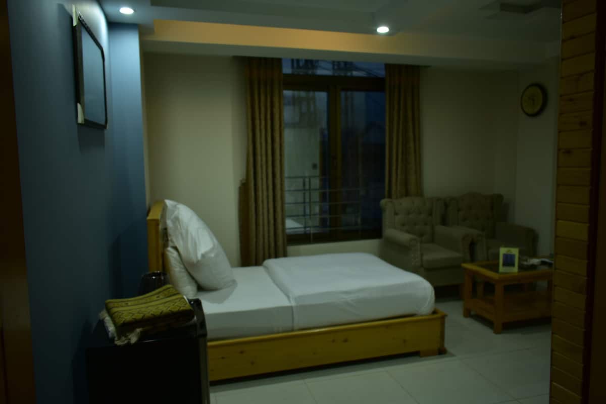 Single Room | Laptop workspace, free WiFi