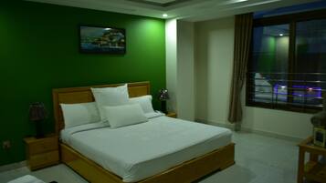 Dobbeltrom | Skrivebord for bærbar PC og wi-fi (inkludert)