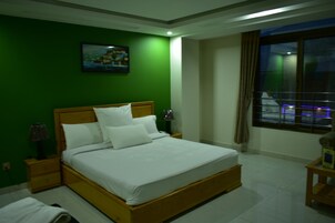 Espacio para trabajar con laptop y wifi gratis 