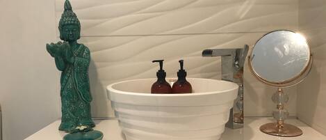 Suihku, hiustenkuivaaja, pyyhkeet, saippua