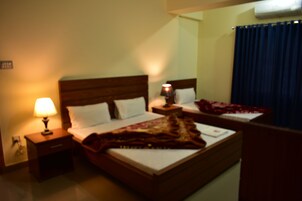 Habitación triple | Espacio para trabajar con un portátil y wifi gratis