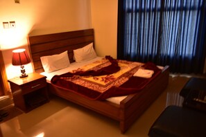 Laptop workspace, free WiFi - Seven Eleven Guest House (Muzaffarabad)