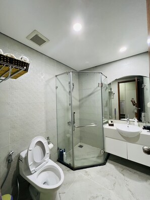 Dusche, Haartrockner, Bidet, Shampoo