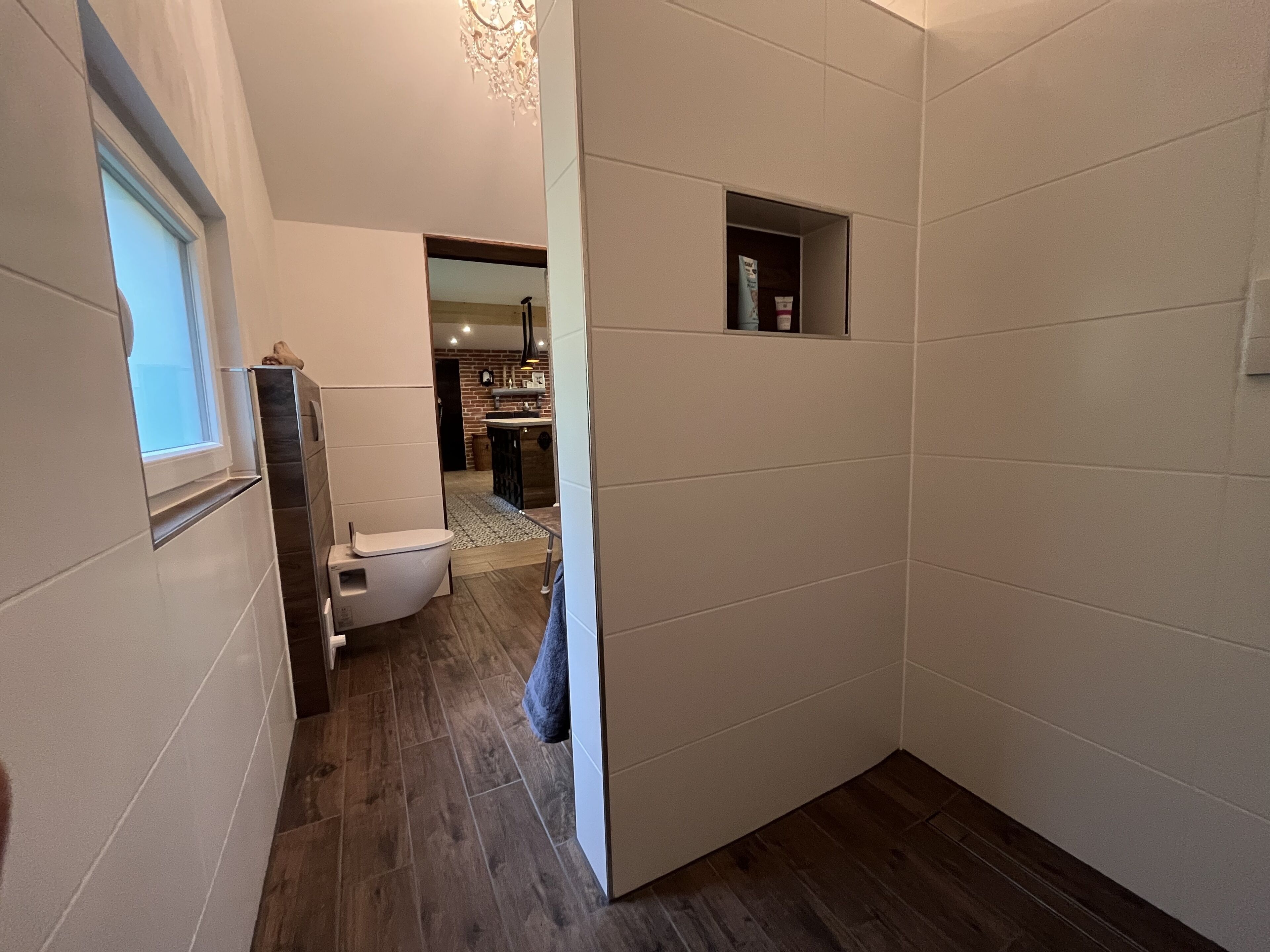 Dusj, hårføner, håndklær og såpe