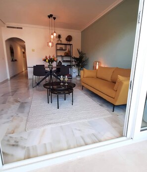 Televisor intel·ligent i estèreo 