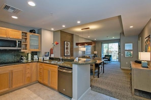 Frigorifero, microonde, piano cottura, lavastoviglie