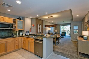 Frigorifero, microonde, piano cottura, lavastoviglie