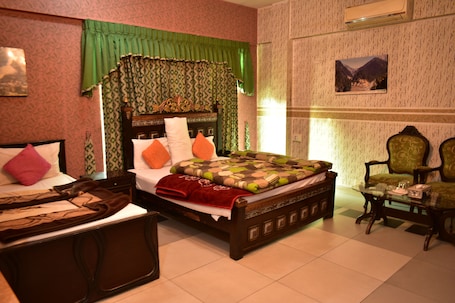 Laptop workspace, free WiFi. State Continental Guest House