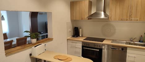 Een koelkast, een oven, een kookplaat, een vaatwasser