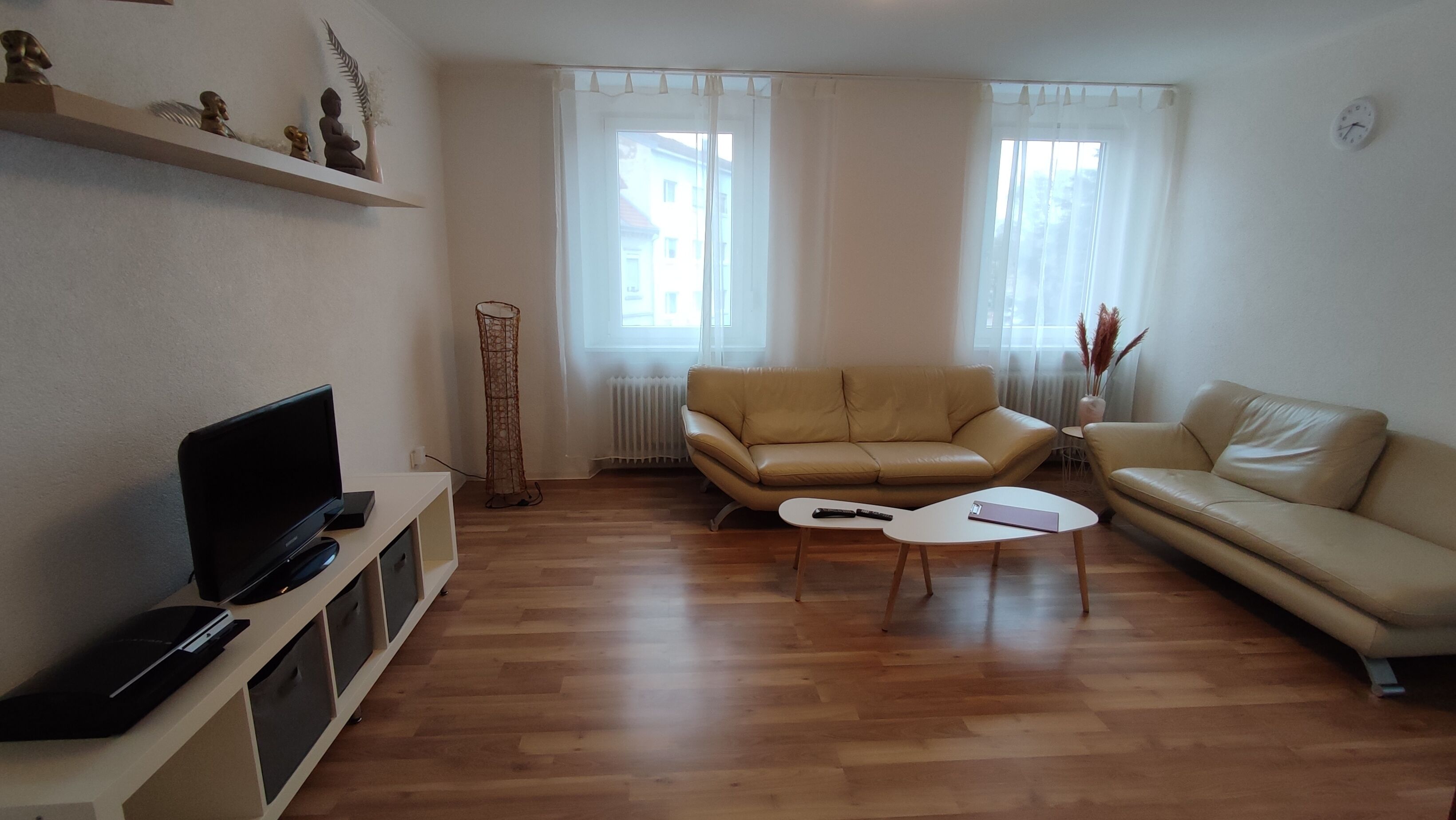 Een televisie, videogames en een dvd-speler