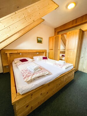 基础四人房 | 办公桌、免费婴儿床、免费 WiFi、床单