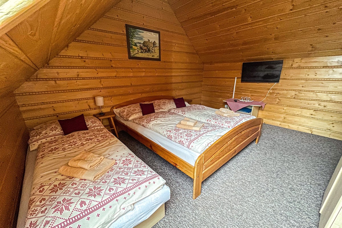 Eenvoudige driepersoonskamer | 1 slaapkamer, een bureau, gratis babybedden, gratis wifi