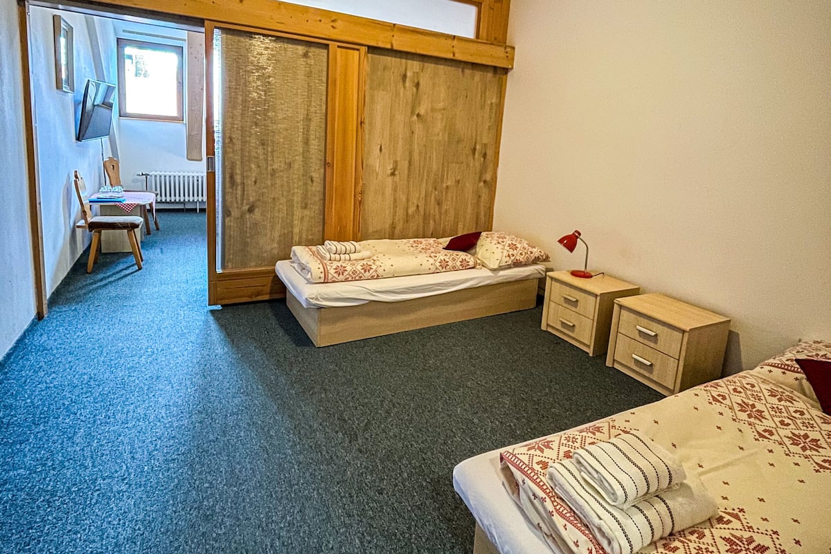 Eenvoudige vierpersoonskamer | 1 slaapkamer, een bureau, gratis babybedden, gratis wifi