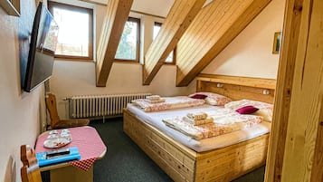 Basic-Vierbettzimmer | 1 Schlafzimmer, Schreibtisch, kostenlose Babybetten, kostenloses WLAN