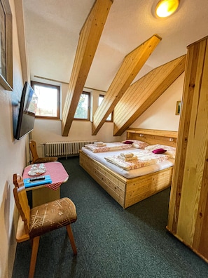 Basic-Vierbettzimmer | Schreibtisch, kostenlose Babybetten, kostenloses WLAN, Bettwäsche
