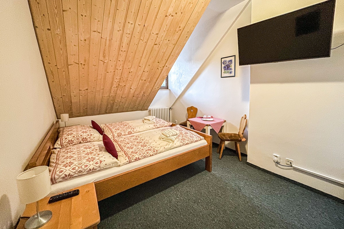Eenvoudige kamer | 1 slaapkamer, een bureau, gratis babybedden, gratis wifi