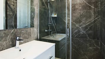 Luxury Studio Suite | Bathroom | Towels