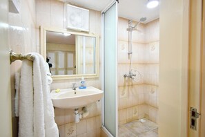 Ensemble douche/baignoire, baignoire à jets, sèche-cheveux