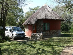 Limited parking - The Revamped Riverside Kruger Park Type Rondawel With Kitchen and Satellite TV (Hoedspruit)