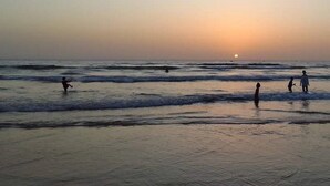 A beach scene with waves and a sunset. - New And Furnished Apartment 5 Min From Beach On Foot (Agadir)