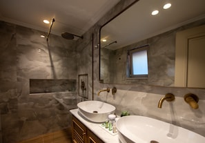 Shower, hydromassage showerhead, free toiletries, hair dryer - Capolavoro Suites (Zakynthos)