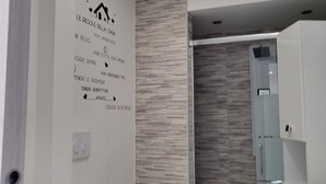 Apartemen, 1 kamar tidur, lemari es | Fasilitas kamar mandi