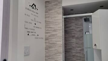 Apartment, 1 Schlafzimmer, Kühlschrank | Badezimmerausstattung