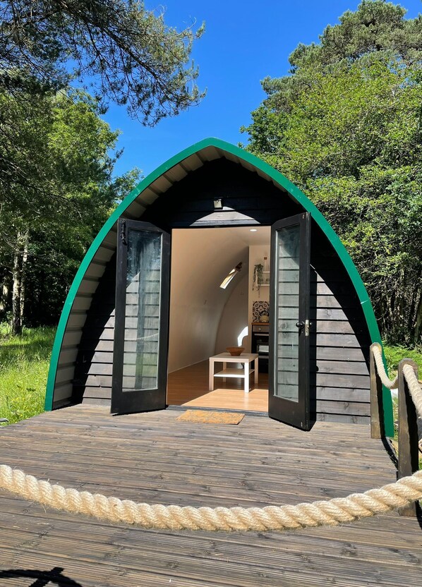 Cabaña, 1 habitación, balcón, vista al jardín | Vista frontal de la propiedad