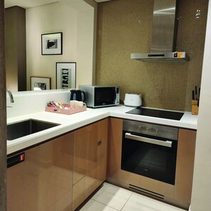 Refrigerador, microondas, horno y parrilla de estufa