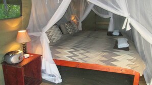 House, 2 Bedrooms - Private 4 Sleeper Tent - Free Wifi - On The Beach (Praia do Bilene)