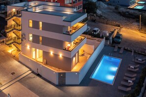 Apartment, 2 Bedrooms, Smoking, Balcony | Garden