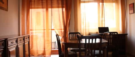 Apartamento, 2 quartos, para fumantes, terraço | Sala de jantar