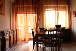 Apartment, 2 Schlafzimmer, Raucher, Terrasse | Esszimmer