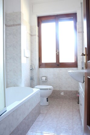 Apartment, 2 Schlafzimmer, Raucher, Terrasse | Badezimmerausstattung