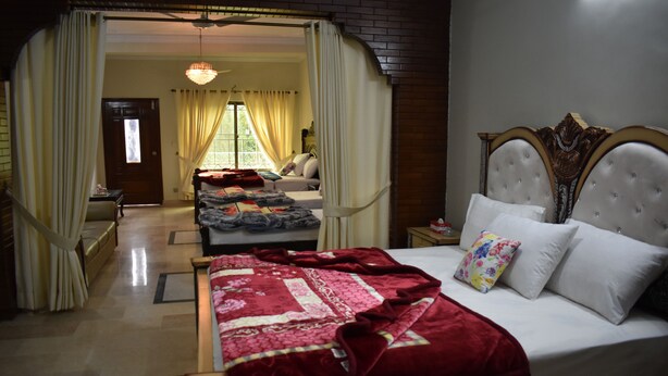 Una camera d'albergo con un letto grande, un'area salotto separata e vista sull'esterno.