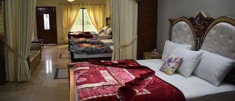 Double Room | Laptop workspace, free WiFi