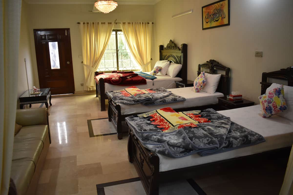 Family Room | Laptop workspace, free WiFi