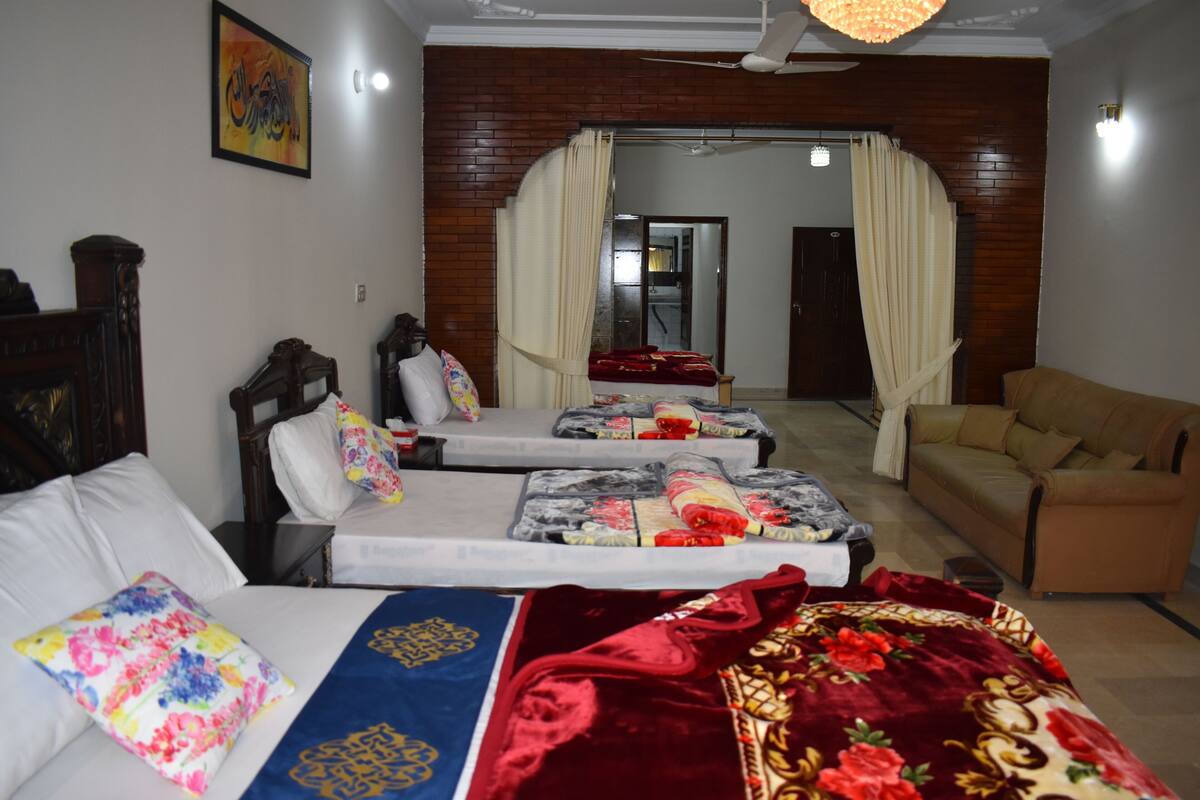 Triple Room | Laptop workspace, free WiFi