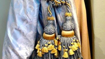 Un tissu bleu à motifs, orné d’une frange décorative.