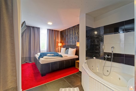 Deluxe Double Room (Tropic/with private sauna surcharge) | Bathroom | Jetted tub, hair dryer, towels