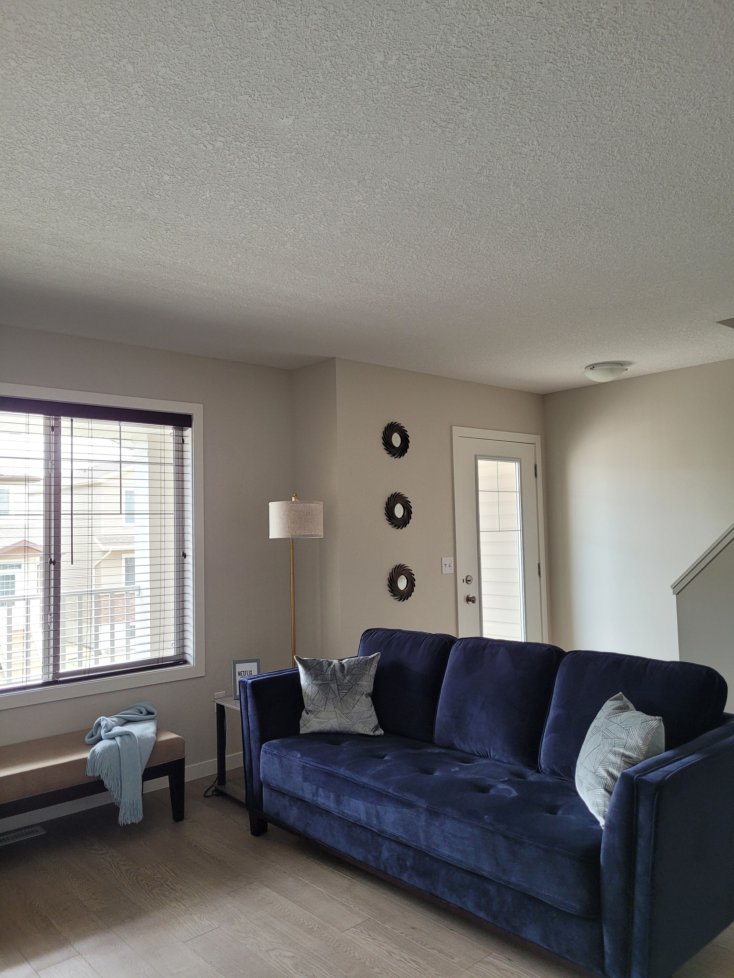 COZY CHEERFUL CONDO. Close to AIRPORT. Private ATTACHED GARAGE. Private BALCONY.