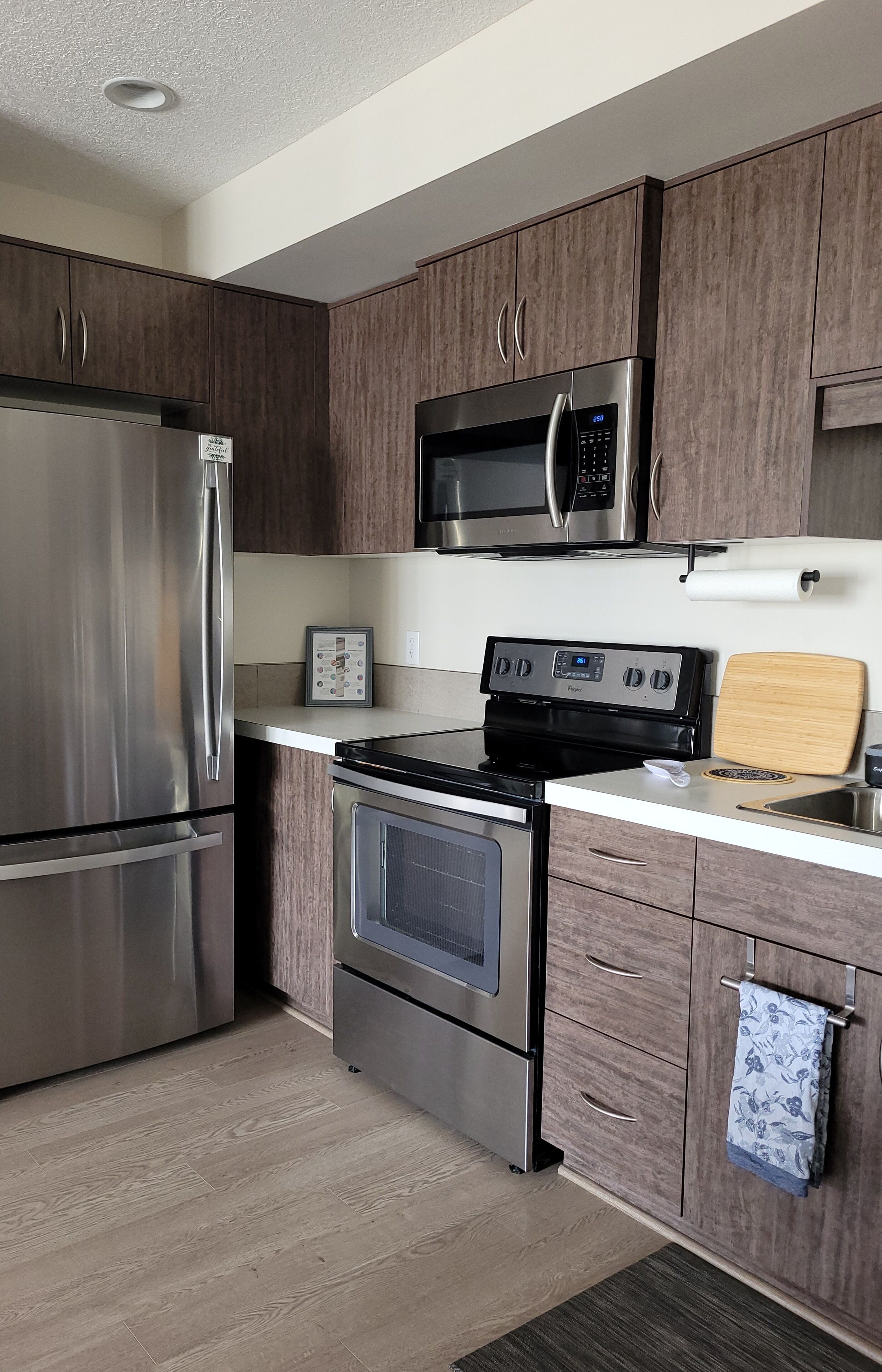 COZY CHEERFUL CONDO. Close to AIRPORT. Private ATTACHED GARAGE. Private BALCONY.