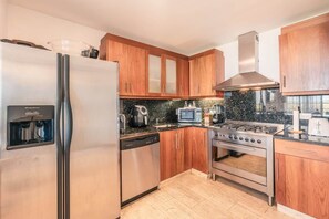 Jääkaappi, mikroaaltouuni, liesi, astianpesukone