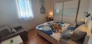 1 bedroom, WiFi, bed sheets - Romantic gateway steps from the beach in Mandre (Mandre)