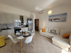 Smart TV - Romantic gateway steps from the beach in Mandre (Mandre)