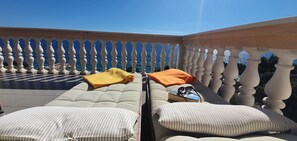 Property grounds - Romantic gateway steps from the beach in Mandre (Mandre)
