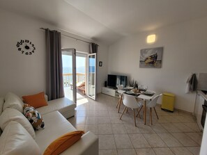 Smart TV - Romantic gateway steps from the beach in Mandre (Mandre)