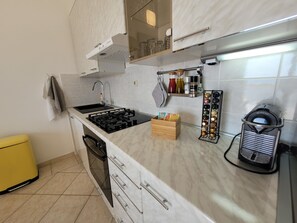 Fridge, oven, stovetop, dishwasher - Romantic gateway steps from the beach in Mandre (Mandre)